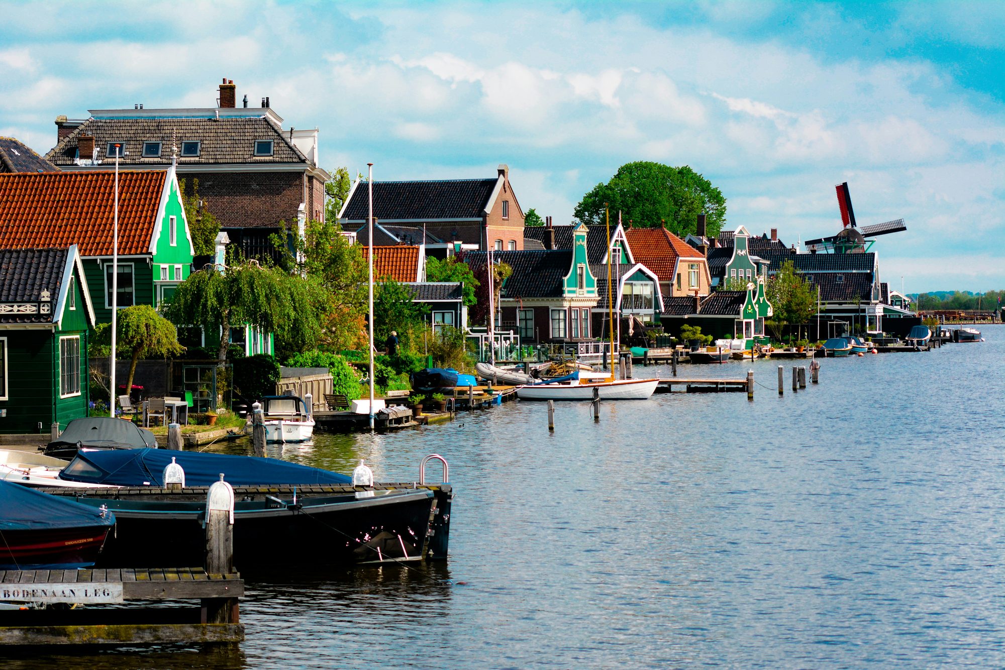 Vissersbootjes afgemeerd langs een Nederlands kanaal